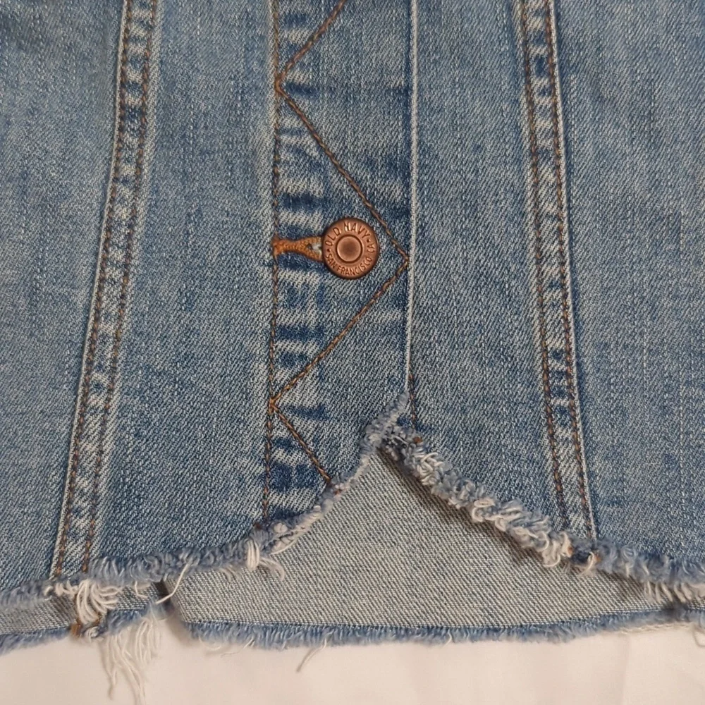 Old Navy MODIFIED Raw Hem Denim Trucker Jacket, Color Blue Size M - Picture 6 of 15